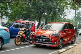 Gadis belia ini terlihat masih duduk dibangku kelas sma. Biar Nggak Mati Gaya Di Dalam Mobil Lakukan 5 Cara Seru Ini Saat Macet
