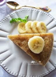好久没蒸香蕉蛋糕了 夫君每次买回来的香蕉 总是留不到给我做蛋糕 家里的小老鼠 小瓜 越来越猖狂 一天里狠扫了几条 剩下的都是皮 这次特地买了两大串 给我有时间才来慢慢做 嘻 上网筛选了几个食谱参考 最后选用了发酵2个小时的改良食谱 做法虽然是长时间