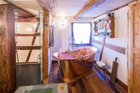 Echtes Altholz Rustikale Baustoffe Und Als Highlight Eine Freistehende Kupferbadewanne Aus Unserer Manufaktur Landhausstil Da Badewanne Badezimmer Baden