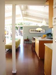 Long Beach House By Josh And Jen Amstone Homeadore Maison Style Salon Orange Maison Du Milieu Du Siecle