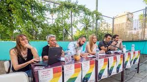 Οικογενειακές διακοπές σε παραλία που σφύζει από ζωή με γραφικά ταβερνάκια και beach bar. Tzanakopoylos 8eloyme Yio8esia Paidiwn Apo Omofylofiloys Ti Les Twra