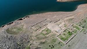 Diese befahrung dient der erfassung der verteilung der fischbestände im edersee. Edersee Atlantis Wieder Aufgetaucht Ruinen Dank Niedrigem Wasserstand Begehbar Wetter De