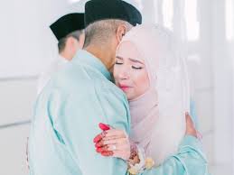 Berawal dari sahabatku arman yang bercerita tentang seorang tukang pijat yang hebat dan bisa dipanggil ke rumah, aku jadi tertarik. Terdidiknya Seorang Isteri Apabila Baiknya Seorang Suami Pesona Pengantin