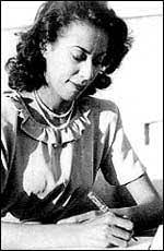 Simin daneshvar vokste opp i et middelklassehjem og gikk på misjonsskole der hun tidlig lærte engelsk. Persian Language Literature Simin Daneshvar