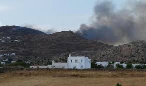 Για την κατάσβεσή της επιχειρούν 6 πυροσβέστες με 3. Paros Fwtia Twra Kolymph8res Ekklhsia Online