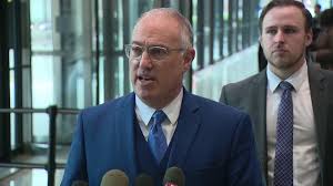 Hace más de una década, kelly fue absuelto en un caso de pornografía infantil en 2008 en chicago. R Kelly Sex Trafficking Trial To Move To Nyc Judge Rules