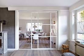 Ein raumteiler wirkt vor allem in großen wohnzimmer bereichen sehr elegant und modern. Moderne Raumteiler Ideen Fur Mehr Asthetik Und Ordnung Im Wohnbereich Trendomat Com