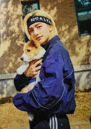 Harga anjing mini pom umur 3 bulan. Hyunjin Seasons Greeting Stray Kids Seungmin Felix Stray Kids Crazy Kids