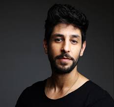 'אני אחד שחי מגעגוע' 1/4 אמפי עומר אזלו הכרטיסים למופע ב21:00 פתחנו לכם מופע שקיעה ב18:00 כרטיסים פה www.ticket4u.co.il/event/6109. Ysemq5 F Jygcm