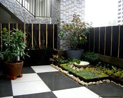 Jika tanaman yang ada di taman rumah anda ditanam dengan media pot, anda harus menyiramnya dengan benar. Taman Mungil Depan Rumah Ide Rumah Minimalis 2019
