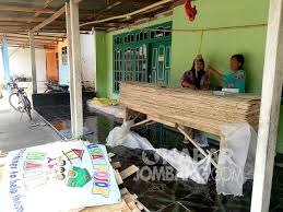 Pabrik pembuatan triplek ada di jawa timur, jawa tegah, jawa barat, pulau sumatera, kalimantan, maluku sampai irian. Bantu Ekonomi Keluarga Ibu Rt Desa Pundong Jombang Nyambung Triplek Kabar Jombang