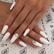 Uñas con un diseño muy simple de corazones. Las Unas Nail Studio On Instagram Ultrawhite Nails Para Ella Diosa Meellilove Squareletto Unas Blancas Mate Unas Esculpidas Decoradas Unas Esculpidas