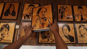 Maybe you would like to learn more about one of these? Melihat Pembuatan Kerajinan Seni Ukir Siluet Karikatur Tokoh Bagian 7