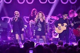 Miranda Lambert Sings Pink Sunglasses At 2017 Cmt Music Awards Cmt Music Awards Cmt Music Music Awards