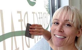 Skyltfönsterdekal skönhetssalong Stockholm