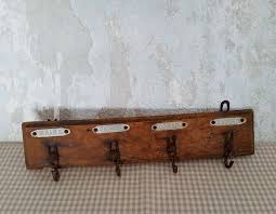 Porte Torchons Ancien En Bois Crochets En Metal Brocanthier Com Porte Torchon Torchon Decoration De Cuisine