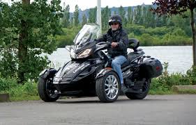 Le permis b, relatif à l'automobile, sert aussi à d'autres véhicules : Motos A Trois Roues A L Avant Ou A L Arriere Le Devoir