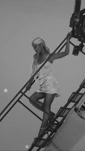 Ariana grande is back with a brand new song, 'no tears left to cry,' which she released with a video on april 20. Pin Von Ariana Mendes Auf Arianagrande