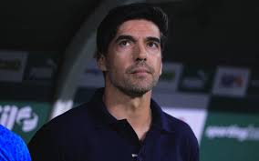 Abel critica decisão da arbitragem e defende Estêvão após empate do  Palmeiras