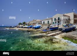 LItalia, sicilia, mare Mediterraneo, Sampieri (Provincia di Ragusa), i  pescatori operanti a terra Foto stock - Alamy
