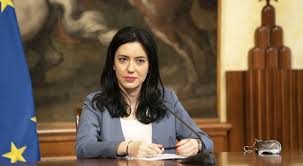 Il presidente del consiglio giuseppe conte e il ministro dell'istruzione lucia azzolina hanno tenuto l'attesa conferenza stampa sulla riapertura della scuola nel cortile di palazzo chigi. Conte Basta Classi Pollaio Azzolina Lezioni Anche In Cinema Teatri E Musei