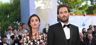 È noto soprattutto come frontman del gruppo pop thegiornalisti, attivo dal 2009. Carolina Sansoni Compagna Tommaso Paradiso Lei E La Mia Normalita