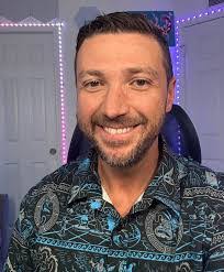 Victoria Waring's Instagram, Twitter & Facebook