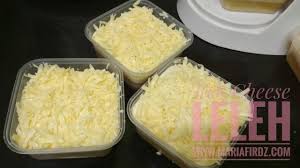 Kek cheese leleh merupakan kek span vanilla yang digabungkan bersama cream cheese cair yang melimpah ruah bersama topping pilihan anda. Maria Firdz Lifestyle Blogger