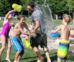 Sprawdźcie, dlaczego akurat dzień po wielkanocy oblewamy się wodą i skąd. Smigus Dyngus Lany Poniedzialek Moja Osobistosc Summer Activities For Kids Summer Activities Parenting Hacks