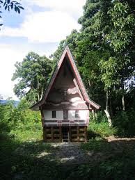 Rumah adat bolon ini biasanya disebut rumah balai batak toba, dan telah diakui oleh nasional sebagai perwakilan rumah adat sumatera utara. Suku Batak Toba Wikiwand