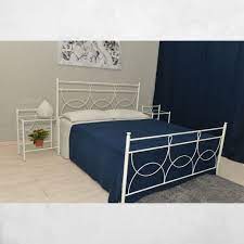 Dal profilo tubolare, testiera e pediera sono lavorate con motivi curvilinei stili. Letto Matrimoniale Ferro Battuto Bianco Opaco Silene