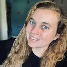 A firetruck bunk bed and library! 🤯🤯🚨  https://inspiringdesigns.net/firetruck-kids-beds-with-built-in-libraries/