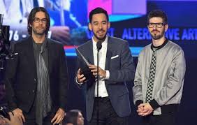 Cântărețul, în vârstă de 41 de ani, a fost căsătorit de două ori și avea șase copii. Linkin Park DiscutÄ Despre Noi Melodii Si Un Nou Solist