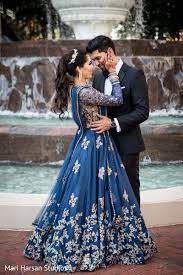 Outdoor Indian Bride And Groom S Photo Session Http Www Maharaniweddin Indian Wedding Reception Outfits Couple Wedding Dress Indian Wedding Photography Poses