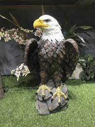 The symbol of a proud nation, the majestic mountain eagle garden statue stands for strength and patriotism. Enchanted Garden 23 Resin Eagle At Menards