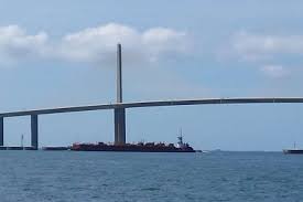 The collapsed portion was never repaired and the northbound span continued to carry traffic in both. Ein Segeltorn In Florida Unter Der Sunshine Skyway Bridge