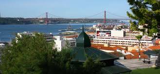 All of its 19 luxurious rooms are different, with some featuring magnificent baroque tile panels and stuccoed ceilings. 24 Stunden In Lissabon