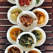 Masakan ini menggunakan kuah berupa santan kental yang diberi bumbu rempah seperti kunyit yang cukup banyak. Rumah Makan Padang Roda Baru Ala Malang Wearemania Portal Berita Malang Raya