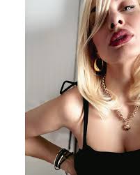 This Christmas choose the greatest present for those you love with  jewellery featuring the highest quality diamonds and gemstones