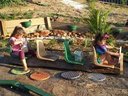 Im Garten Fur Kinder Einen Bus Bauen Kids Outdoor Play Outdoor Play Spaces Backyard Play Spaces