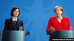Maia sandu se întoarce de la strasbourg prin bucurești; Merkel Urges Moldova To Speed Up Reform Pace