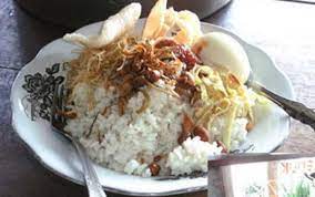 Seporsi nasi uduk dengan isian bihun goreng, orek tempe dan kerupuk ternyata mengandung kalori yang cukup banyak. Sarapan Penuh Energi Nasi Uduk Komplet 500 Kalori