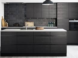 Les Placards De Cuisine Les Plus Pratiques Ce Sont Eux Elle Decoration Cuisines Design Cuisine Noire Cuisine Moderne