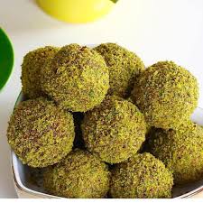 نجاة نور البحرين On Instagram كرات الكيك بالفستق نغلي ١ كوب من الكريمة السائلة ثم يرفع عن النار ونضيف له ١ كوب من حب Food And Drink Arabic Food Food