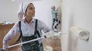 Dunkle Wande Streichen So Wird Die Wand Wieder Weiss