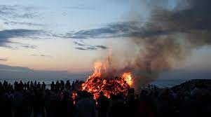 Om dagen for det meste skyet, litt sol og 22 grader. Hvorfor Holder Og Fejrer Vi Sankt Hans