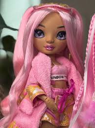 I just unboxed the Rainbow High Creative Crystals Bella Parker