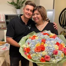 Эта точка зрения выставляла давида в плохом свете. Buzova Otkryla Prichiny Razryva S Davoj Mama Manukyana Vstupilas Za Syna I Postavila Na Mesto Pevicu
