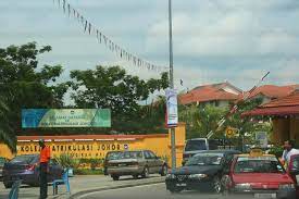 Selain kolej ini, kolej matrikulasi kejuruteraan terdiri daripada kolej matrikulasi kejuruteraan kedah (kmkk) dan kolej matrikulasi kejuruteraan pahang (kmkph) di mana semua kolej kejuruteraan tersebut berada di bawa. Kolej Matrikulasi Johor Wikipedia Bahasa Melayu Ensiklopedia Bebas