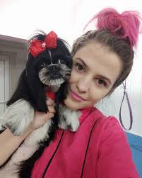 Maki casually looking for mom to slice her up